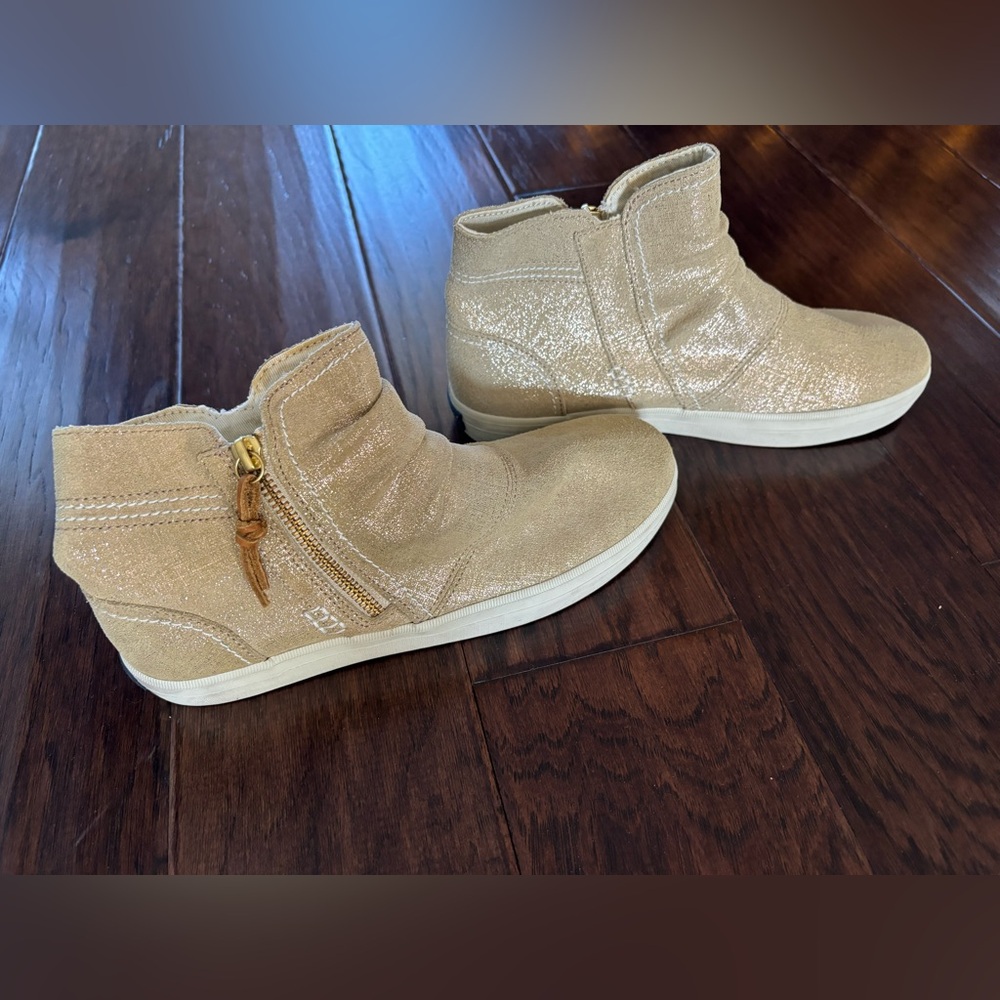 Women’s Gold Sperry Shoes Size 6